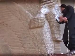Φωτογραφία για Γλυπτά χιλιάδων ετών κατέστρεψε το Ισλαμικό Κράτος