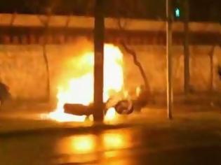 Φωτογραφία για ΣΥΓΚΛΟΝΙΣΤΙΚΟ ΒΙΝΤΕΟ: Βόμβα μολότοφ ισοπεδώνει μηχανή αστυνομικού στα Εξάρχεια! [video]