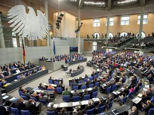 Φωτογραφία για Πλάκα κάνεις! Δείτε τι έκαναν Γερμανίδες την ώρα που η Bundestag αποφάσιζε για την Ελλάδα...