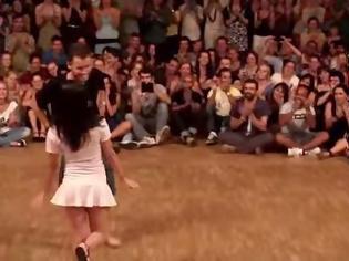 Φωτογραφία για Την τράβηξε να χορέψουν μπροστά σε πολύ κόσμο! Αυτό που έκανε εκείνη κανένας δε το περίμενε... [video]