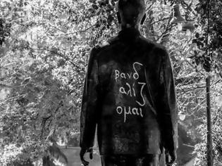 Φωτογραφία για Πάτρα: Θύμα βανδάλων και πάλι το άγαλμα του Ανδρέα Μιχαλακόπουλου