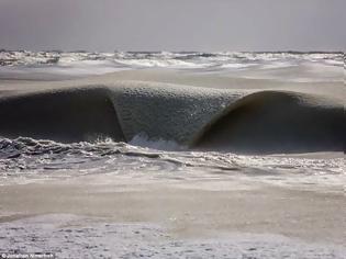Φωτογραφία για Πρωτοφανές φαινόμενο: Τα κύματα πάγωσαν καθώς έσκαγαν στην ακτή [photos]