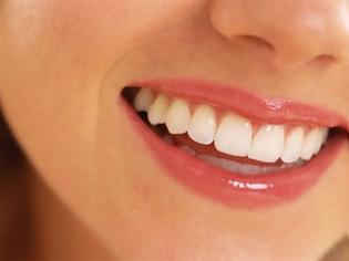 Φωτογραφία για Πέντε παράξενοι λόγοι που δεν έχουμε πολύ λευκά δόντια