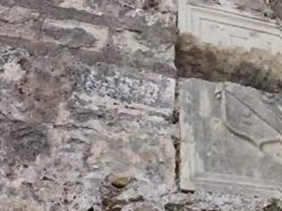 Φωτογραφία για Κατέστρεψαν βενετσιάνικη επιγραφή στα Τείχη για να περάσουν ένα καλώδιο
