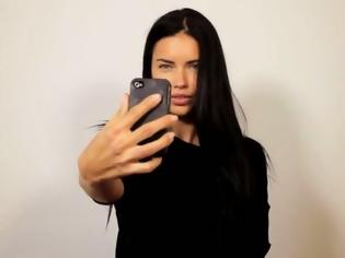 Φωτογραφία για Πώς να βγάλεις selfie σαν σούπερ μόντελ [video]