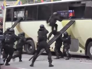 Φωτογραφία για Δείτε τις μαλαισιανές ειδικές δυνάμεις εν δράσει - Τρομερή επίδειξη! [video]