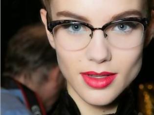Φωτογραφία για Make up tips για όσες φοράνε γυαλιά οράσεως