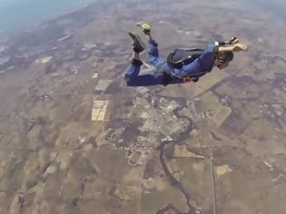 Φωτογραφία για Θρίλερ στον αέρα: Αλεξιπτωτιστής μένει αναίσθητος (Bίντεο)