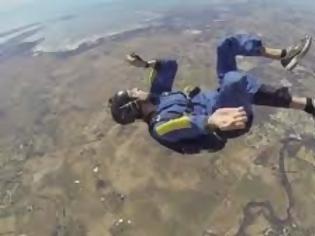 Φωτογραφία για Συγκλονιστικό βίντεο: Αλεξιπτωτιστής χάνει τις αισθήσεις του στον αέρα!