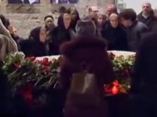 Φωτογραφία για Μόσχα: Κοσμοσυρροή για την κηδεία του Νεμτσόφ - Πολιτικοί εμποδίστηκαν από τις ρωσικές αρχές να παραστούν [video]