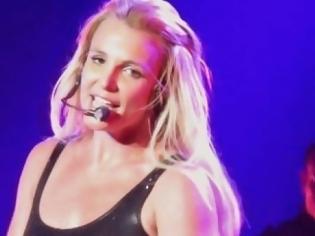 Φωτογραφία για ΞΕΚΑΡΔΙΣΤΙΚΟ: Δείτε τι έπαθε η Britney Spears την ώρα που τραγουδούσε στη σκηνή [video]