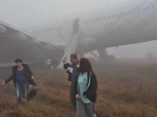 Φωτογραφία για Τρόμος στον αέρα: Αεροπλάνο προσγειώθηκε με τη μούρη - Έτρεχαν να σωθούν οι επιβάτες! [photos+video]