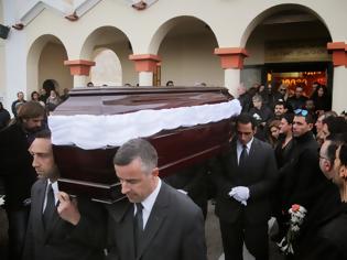 Φωτογραφία για Θρήνος στην κηδεία του Μανώλη Τζιράκη! [photos]