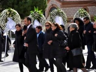 Φωτογραφία για Πλήθος κόσμου στην κηδεία του Βασίλη Μαγγίνα