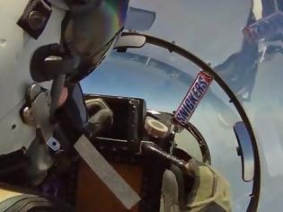 Φωτογραφία για Απίστευτο βίντεο: Έτσι πετάει ένα σνακ μέσα σε F18! [video]