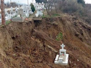 Φωτογραφία για Στο έλεος της κακοκαιρίας η Θράκη – Άνοιξε η γη και... κατάπιε τάφο στο Ορμένιο!