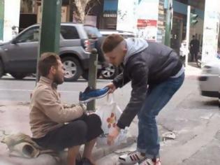 Φωτογραφία για Αυτό θα πεί ανθρωπιά: Αγόρασε παπούτσια σε άστεγο