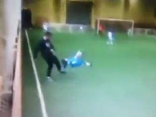 Φωτογραφία για To βίντεο που κάνει το γύρο του διαδικτύου - Προπονητής κλωτσάει πιτσιρικά σε ποδοσφαιρικό αγώνα!