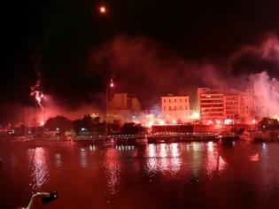 Φωτογραφία για ΤΡΟΜΕΡΑ πράγματα από τον λαό του Ολυμπιακού - Έβαλαν φωτιά στον Πειραιά [photos + video]