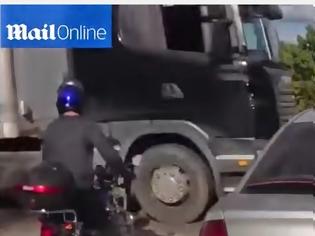 Φωτογραφία για Ανατριχιαστικό βίντεο! Φορτηγό παρασύρει μηχανή... [video]