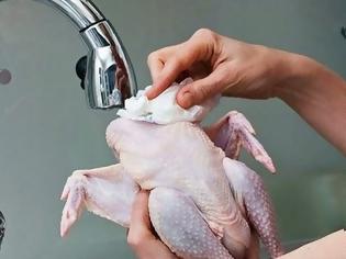 Φωτογραφία για Οι ειδικοί προειδοποιούν! Γιατί δεν πρέπει ποτέ να πλένετε το κοτόπουλο ωμό...