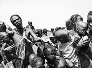 Φωτογραφία για ΘΑ ΔΑΚΡΥΣΕΤΕ: Η φωτογραφία με τον Σουδανό που κλέβει το φαϊ από το σκελετωμένο παιδί, σόκαρε τη δύση... [photo]
