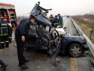 Φωτογραφία για Πατρών - Κορίνθου: Αγροτικό όχημα κόπηκε στα δύο μετά από σύγκρουση με λεωφορείο -