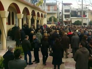 Φωτογραφία για Ράγισαν και οι πέτρες στην κηδεία του 32χρονου πυροσβέστη στη Λαμία