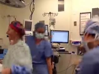 Φωτογραφία για Αυτό είναι το πιο συγκινητικό βίντεο που έχετε δει - Τι κάνει μια γυναίκα πριν από χειρουργείο διπλής μαστεκτομής; [video]