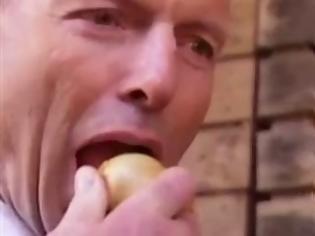Φωτογραφία για Ο αυστραλός πρωθυπουργός έφαγε ένα κρεμμύδι μπροστά στις κάμερες