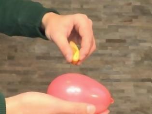 Φωτογραφία για ΑΠΙΣΤΕΥΤΟ! Δείτε τι συμβαίνει όταν ένα μπαλόνι έρθει σε επαφή με μια φλούδα πορτοκαλιού! [video]