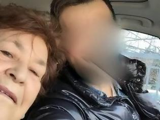 Φωτογραφία για Την αναγνωρίζετε; Μαμά έλληνα τραγουδιστή κάνει selfie με τον γιό της