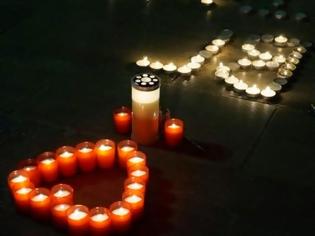 Φωτογραφία για Πάτρα: Ένα κεράκι στη μνήμη του Βαγγέλη στην πλατεία Γεωργίου - Δείτε φωτο