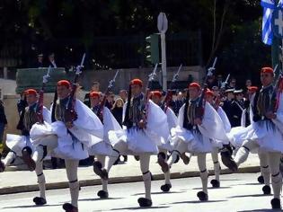 Φωτογραφία για Εντελώς διαφορετική φέτος η παρέλαση της 25ης Μαρτίου: Μπάντες του Στρατού θα παίζουν... δημοτικά για να χορεύει ο κόσμος