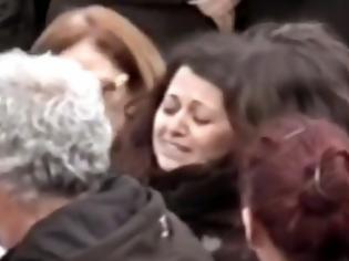 Φωτογραφία για Δείτε τη τραγική στιγμή που η χαροκαμένη μάνα καταρρέει και  αποχαιρετά τον Βαγγέλη Γιακουμάκη... [video]