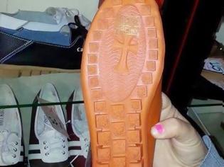 Φωτογραφία για ΠΡΟΣΟΧΗ: Κινέζικα παπούτσια με σταυρό στις σόλες [photos]