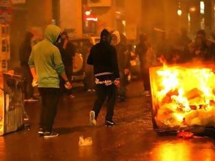 Φωτογραφία για Πορεία αντιεξουσιαστών στο κέντρο της Αθήνας - Φωτιές, οδοφράγματα και ζημιές