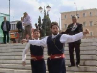 Φωτογραφία για Ξεκίνησαν οι χοροί στο Σύνταγμα - Γέμισε λύρες και χορευτές η πλατεία! [video]