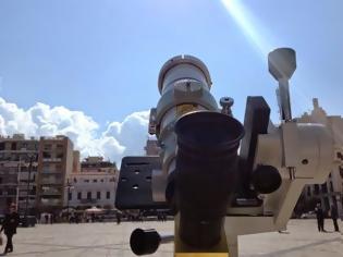Φωτογραφία για Πάτρα: Σήμερα η έκλειψη ηλίου! - Παρατηρούν το φαινόμενο με τηλεσκόπια στην πλατεία Γεωργίου - ΔΕΙΤΕ LIVE