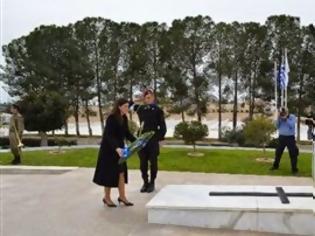 Φωτογραφία για Η Κωνσταντοπούλου κατάθεσε στεφάνια σε κυπριακά μνημεία