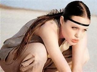 Φωτογραφία για Δείτε την Angelina Jolie στα 18 της