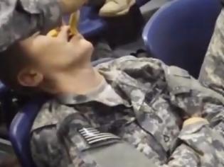 Φωτογραφία για Φάρσες... στα χακί: Τι μπορεί να πάθεις αν σε πάρει ο ύπνος στο στρατό... [video]