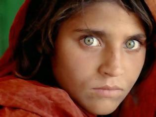 Φωτογραφία για Η ιστορία πίσω από την διασημότερη φωτογραφία του κόσμου - Η εξομολόγηση του φωτογράφου της Μικρής Αφγανής! [photos]