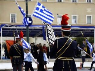 Φωτογραφία για Καρφιά Bloomberg: Οι δαπανηρές παρελάσεις και οι χοροί είναι το τελευταίο, που χρειάζεται η Ελλάδα