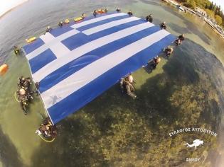 Φωτογραφία για Τεράστια ελληνική σημαία στη Θάλασσα (ΦΩΤΟ - ΒΙΝΤΕΟ)