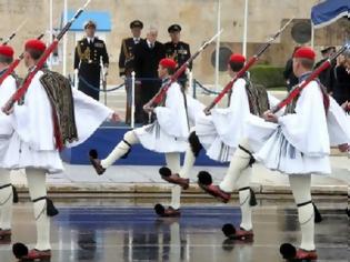 Φωτογραφία για ΥΠΟ ΒΡΟΧΗ ΚΑΙ ΧΩΡΙΣ ΚΑΓΚΕΛΑ Η ΣΤΡΑΤΙΩΤΙΚΗ ΠΑΡΕΛΑΣΗ ΓΙΑ ΤΗΝ 25η ΜΑΡΤΙΟΥ VD