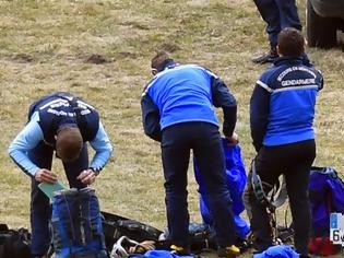 Φωτογραφία για Η συγκινητική αγκαλιά Ολάντ - Ραχόι στις Άλπεις για τα θύματα του αεροπορικού δυστυχήματος