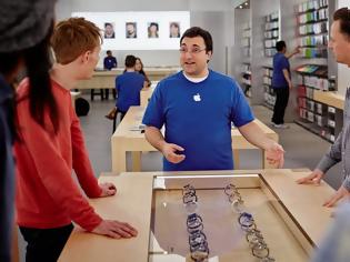 Φωτογραφία για Στο κατάστημα της Apple προωθούσαν προϊόντα της Microsoft