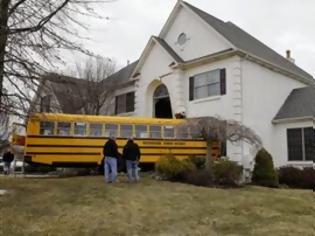 Φωτογραφία για Σχολικό λεωφορείο καρφώθηκε σε σπίτι