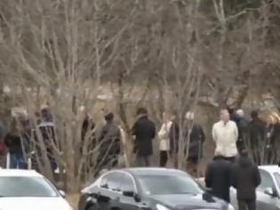 Φωτογραφία για Βίντεο που προκαλεί ρίγος: Οι συγγενείς των θυμάτων στον τόπο της συντριβής...[video]